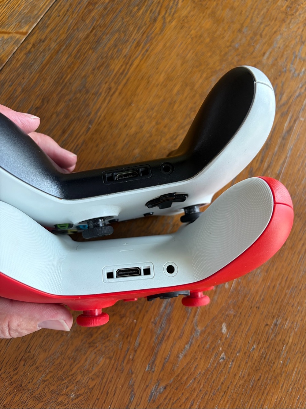 Xbox Wireless Controller Duo - Red & White - Picture 7 of 9